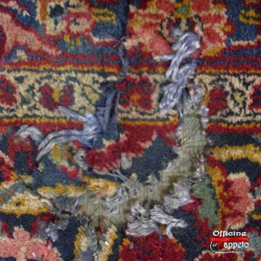 Buco nella cornice di un tappeto Kashan visto dal dritto