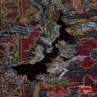 Buco nella cornice di un tappeto Kashan visto dal rovescio