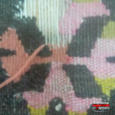 Fase 4 - Tessitura della trama corrispondente al disegno di un tappeto Kilim