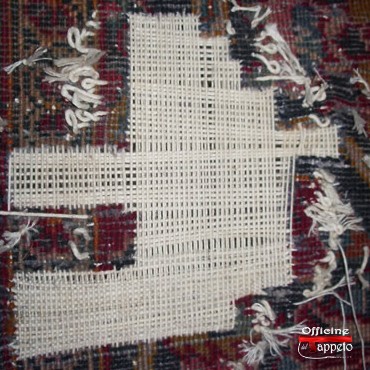 Fase 2 - Passaggio dei fili di trama di un tappeto Kashan